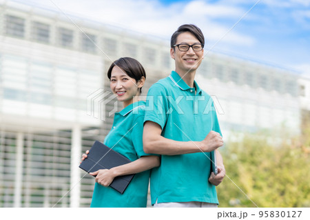 施設で勤務する介護ヘルパー 95830127