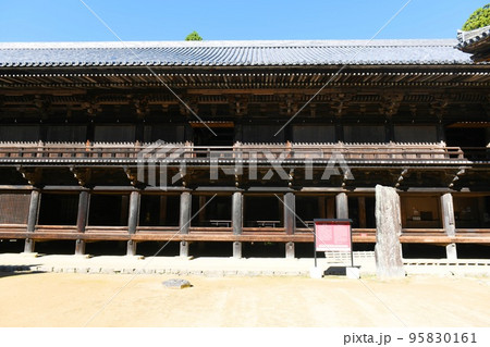 【姫路市　西国三十三所で最大規模の寺院　国指定重要文化財「圓教寺」食堂】 95830161