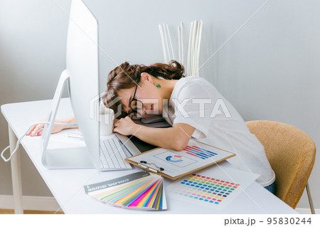 疲れて寝るデザイナー・クリエイターの日本人女性 95830244