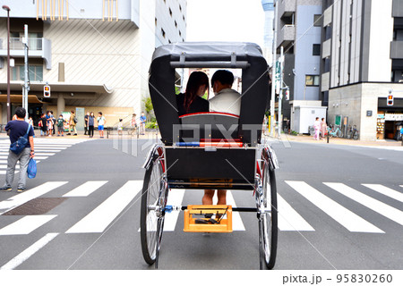 浅草二天門前交差点で信号待ちのペア客乗せた人力車 95830260