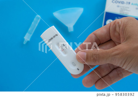 Making Coronavirus antigen test with positive result. 95830392