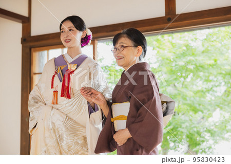 白無垢　花嫁　介添さん 95830423