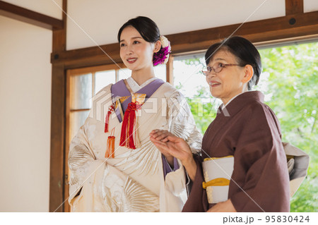 白無垢　花嫁　介添さん 95830424