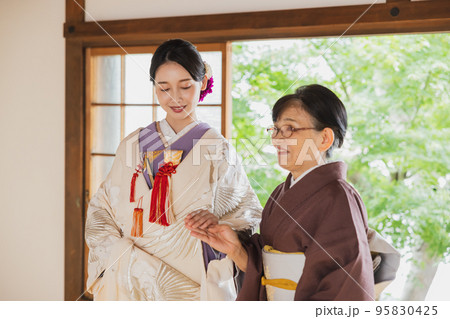 白無垢　花嫁　介添さん 95830425