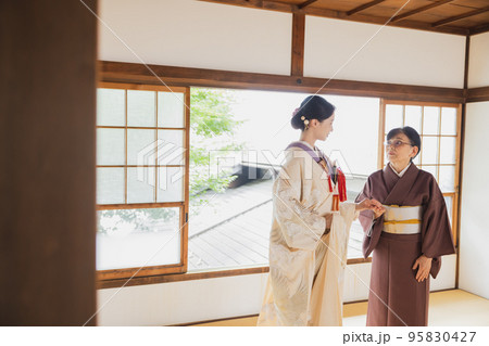 白無垢　花嫁　介添さん 95830427