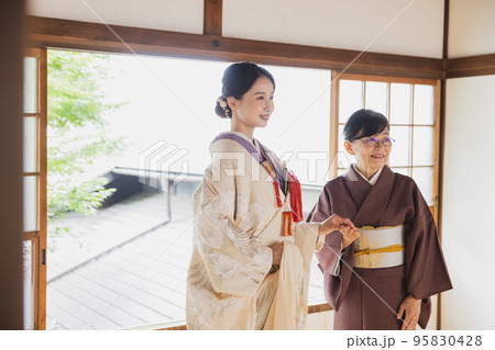 白無垢　花嫁　介添さん 95830428
