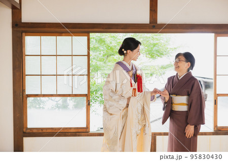 白無垢　花嫁　介添さん 95830430