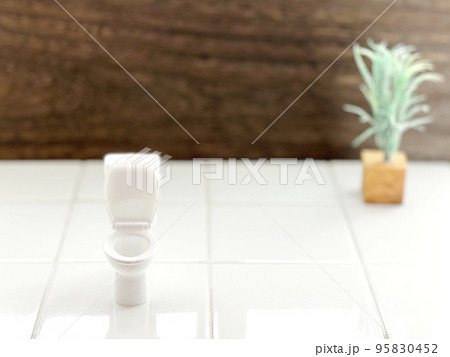 トイレ小物蓋開き_タイル背景 95830452