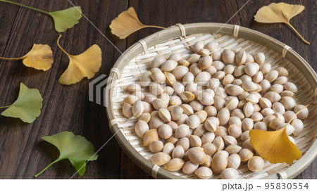 イチョウの葉と銀杏の種｜銀杏の種を干す 95830554