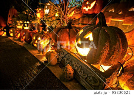ハロウィンのナイトランタンと飾り ハロウィンのナイトランタンと飾り 95830623
