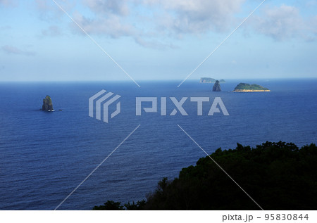 長崎県西彼杵半島から西彼諸島を望む 長崎県西彼杵半島から西彼諸島を望む 95830844