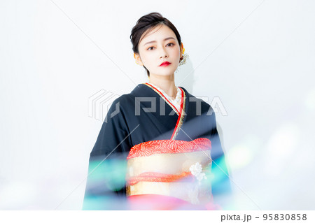 黒い振袖の女性 黒い振袖の女性 95830858