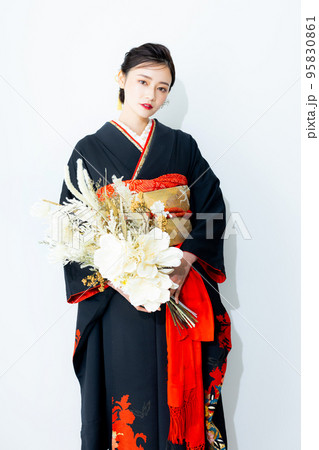 黒い振袖の女性 黒い振袖の女性 95830861