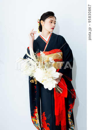 黒い振袖の女性 95830867
