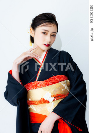 黒い振袖の女性　　 95830886