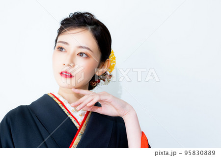 黒い振袖の女性 黒い振袖の女性 95830889