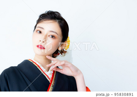 黒い振袖の女性 黒い振袖の女性 95830891