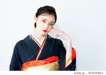 黒い振袖の女性　　 95830892
