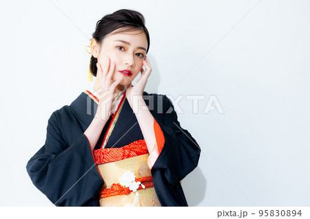 黒い振袖の女性 黒い振袖の女性 95830894