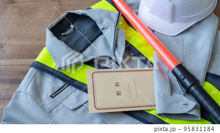 作業服と給料袋｜建設業・警備員・ガードマン　イメージ 95831184