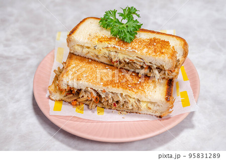 きんぴらごぼうのホットサンド きんぴらごぼうのホットサンド 95831289
