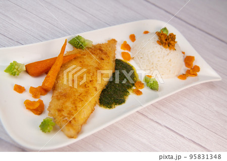 Recipe for Hake fillet breaded with panko, rice, carrot chips and coriander sauce 95831348