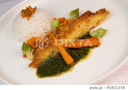 Recipe for Hake fillet breaded with panko, rice, carrot chips and coriander sauce 95831358