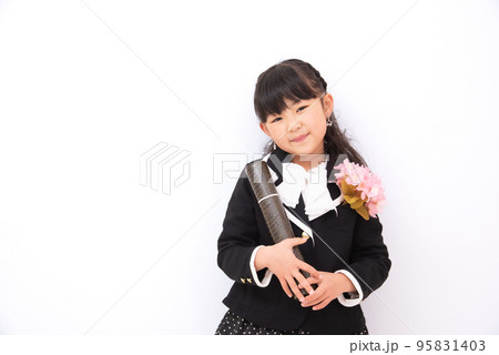 保育園の卒園証書を持つ日本人の女の子 95831403
