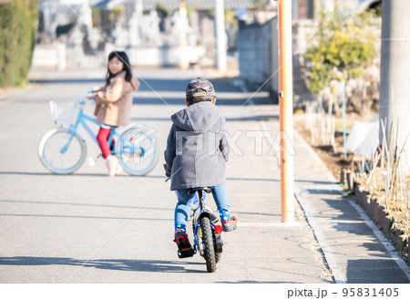 冬に自転車に乗るアジア人の子供 95831405