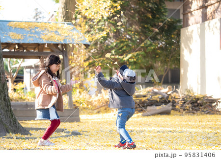 紅葉の公園で遊ぶ7歳の女の子と5歳の男の子 95831406