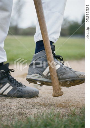 Foots and bat 95831521