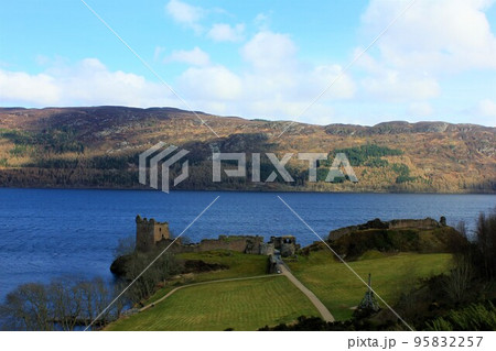アーカート城とネス湖 95832257