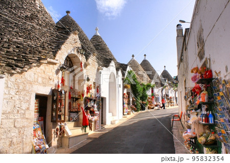 トゥルッリが建ち並ぶアルベロベッロ トゥルッリが建ち並ぶアルベロベッロ 95832354
