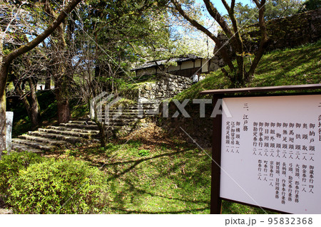 筑前の小京都「秋月」 満開の桜と新緑の緑に彩られた町並み 筑前の小京都「秋月」 満開の桜と新緑の緑に彩られた町並み 95832368