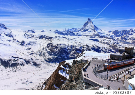 4月のゴルナーグラート駅の上から望むマッターホルン 95832387