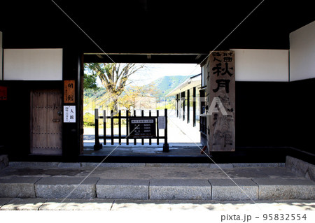 筑前の小京都「秋月」 満開の桜と新緑の緑に彩られた町並み 筑前の小京都「秋月」 満開の桜と新緑の緑に彩られた町並み 95832554