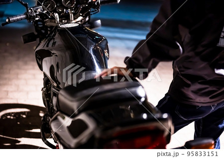 夜に佇むバイクとライダー 95833151