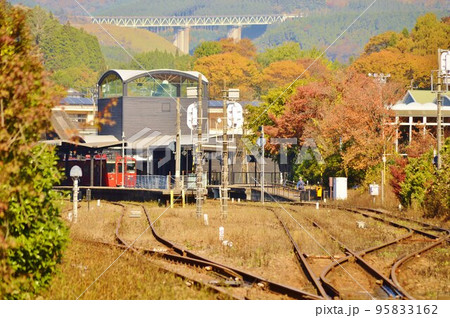 湯布院駅の駅裏からの情景 秋の紅葉 湯布院駅の駅裏からの情景 秋の紅葉 95833162