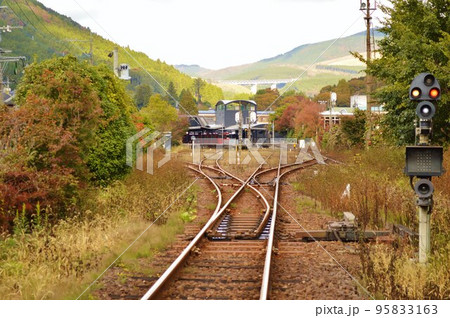 湯布院駅の駅裏からの情景　秋の紅葉 95833163