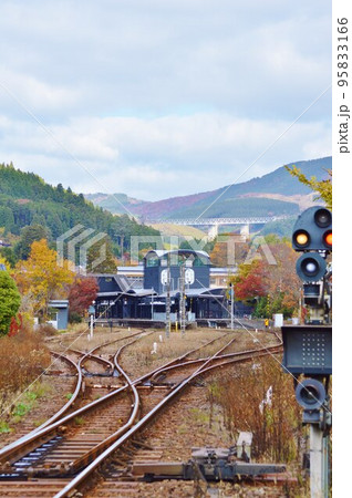 湯布院駅の駅裏からの情景 秋の紅葉 湯布院駅の駅裏からの情景 秋の紅葉 95833166