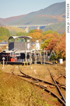 湯布院駅の駅裏からの情景　秋の紅葉 95833168