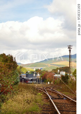 湯布院駅の駅裏からの情景　秋の紅葉 95833169