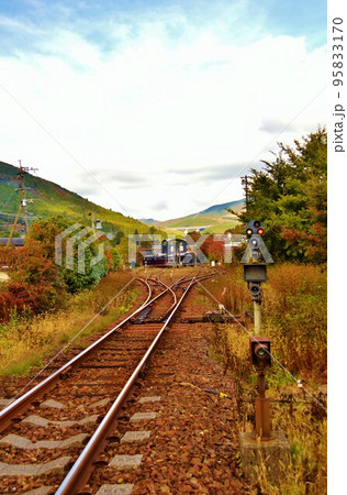 湯布院駅の駅裏からの情景　秋の紅葉 95833170
