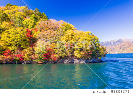 (栃木県)奥日光・中禅寺湖遊覧船から見る紅葉 (栃木県)奥日光・中禅寺湖遊覧船から見る紅葉 95833271