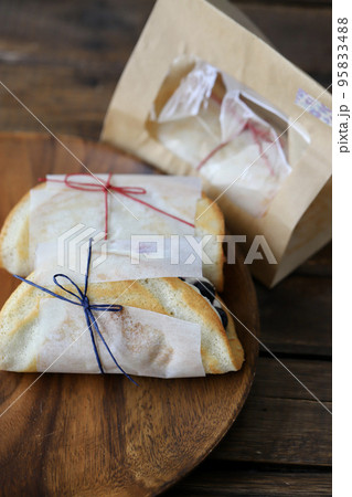 グラシンペーパーで包んだフルーツオムレットケーキ 95833488