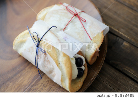 グラシンペーパーで包んだフルーツオムレットケーキ グラシンペーパーで包んだフルーツオムレットケーキ 95833489