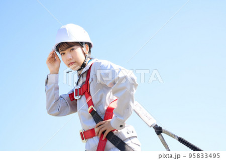 フルハーネスを着用した女性作業員　高所作業　建設現場　イメージ 95833495