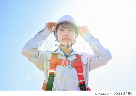 フルハーネスを着用した女性作業員　高所作業　建設現場　イメージ 95833496