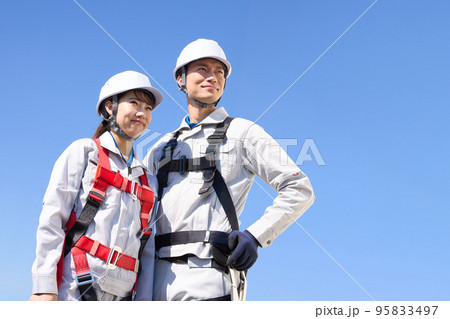 フルハーネスを着用した作業員 高所作業 建設現場 イメージ フルハーネスを着用した作業員 高所作業 建設現場 イメージ 95833497