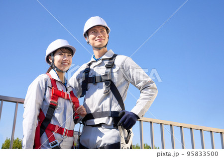 フルハーネスを着用した作業員　高所作業　建設現場　イメージ 95833500